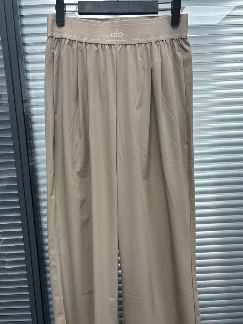 ALO Yoga Women's Pants, Gravel Color 🖤 Regular Size - Picture 2 of 8